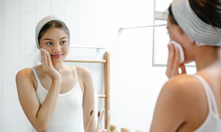 Urutan Skincare di Malam Hari Jika Pakai Sheet Mask Anti Aging